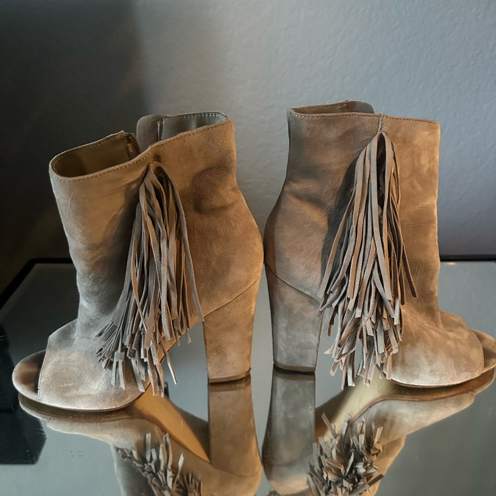 Steve Madden peep toes Swede taupe  Booties dress fringed boot size 5.5